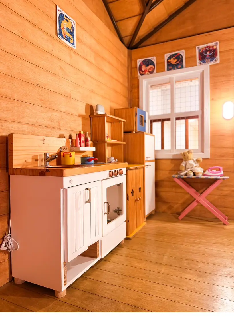 Cozinha de brincar dentro da casinha de madeira da brinquedoteca