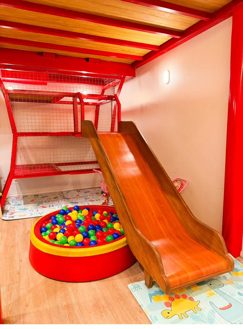 Escorregador e piscina de bolinhas prontos para a festa