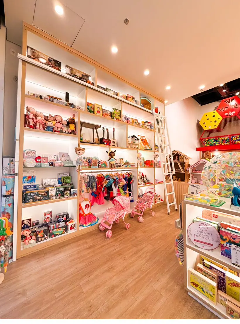 Interior da loja com prateleiras iluminadas de brinquedos